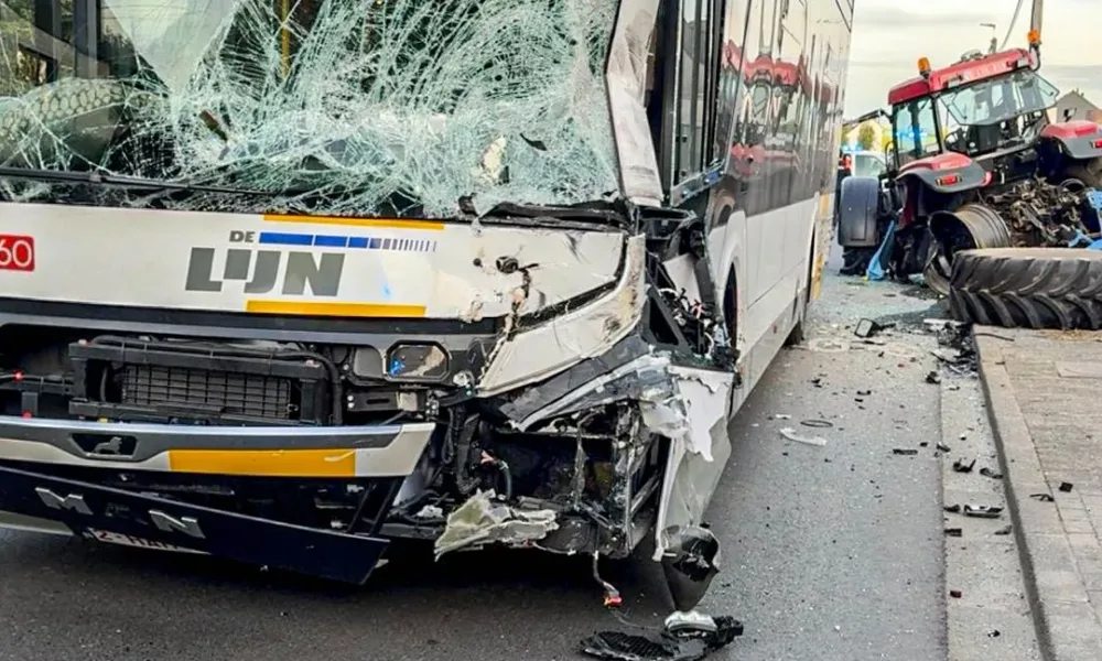 Kierowca autobusu De Lijn pod wpływem kokainy zderzył się czołowo z traktorem w Ternat – cztery osoby ranne