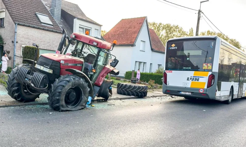 Kierowca autobusu De Lijn pod wpływem kokainy zderzył się czołowo z traktorem w Ternat – cztery osoby ranne