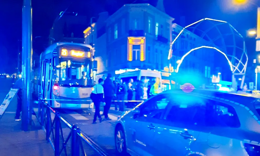 Potrącenie przez tramwaj STIB/MIVB na placu Liedts. Pieszy trafił do szpitala w niepokojącym stanie
