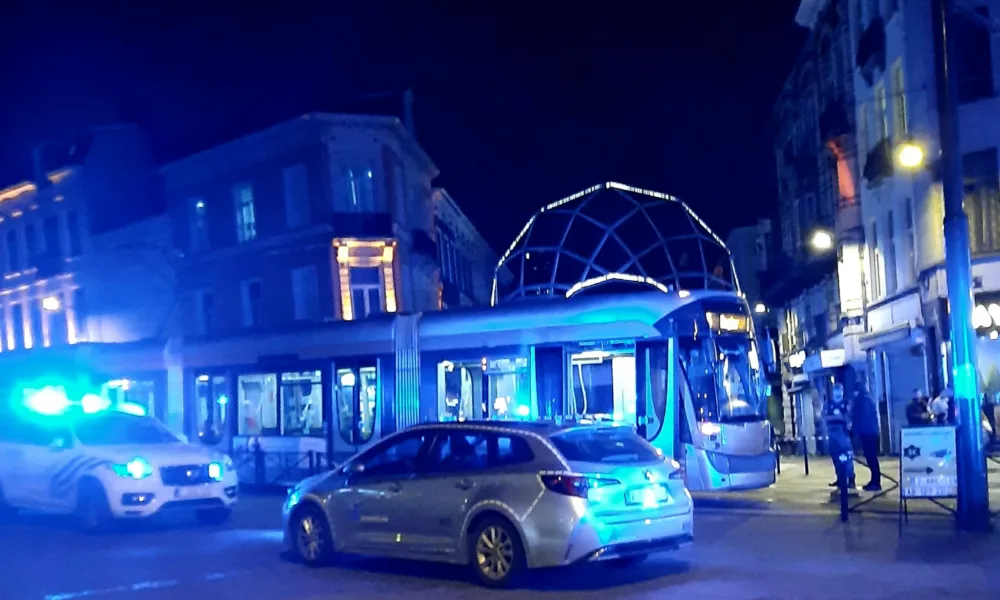 Potrącenie przez tramwaj STIB/MIVB na placu Liedts. Pieszy trafił do szpitala w niepokojącym stanie