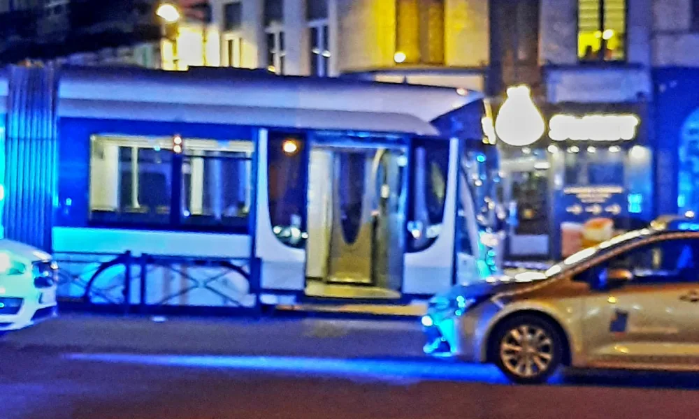 Potrącenie przez tramwaj STIB/MIVB na placu Liedts. Pieszy trafił do szpitala w niepokojącym stanie
