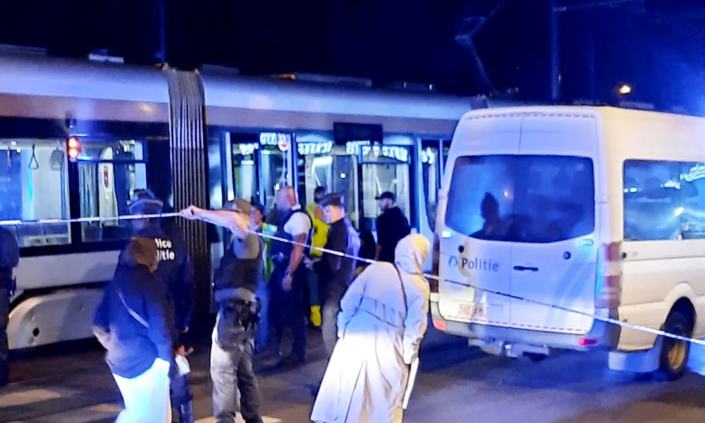 Potrącenie przez tramwaj STIB/MIVB na placu Liedts. Pieszy trafił do szpitala w niepokojącym stanie