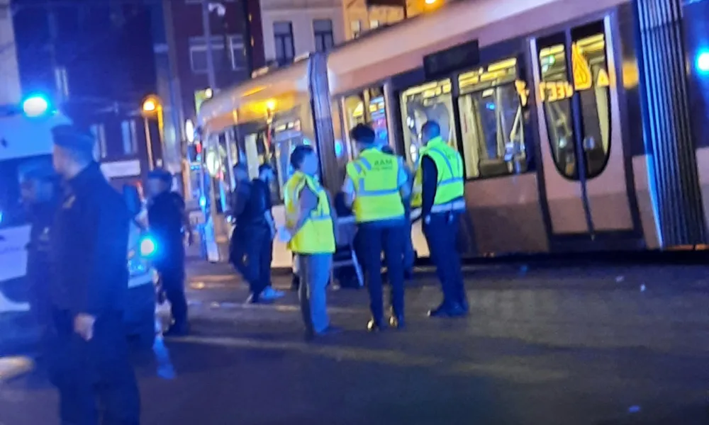 Potrącenie przez tramwaj STIB/MIVB na placu Liedts. Pieszy trafił do szpitala w niepokojącym stanie