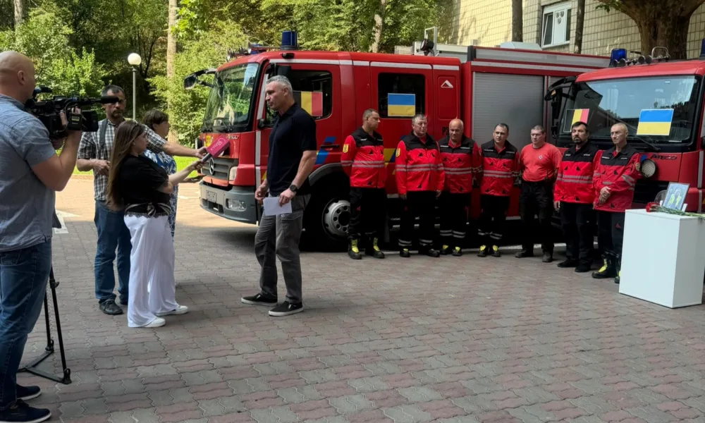 Strażacy z Kijowa uczcili pamięć Oliviera Francotte’a – hołd podczas przekazania wozów gaśniczych