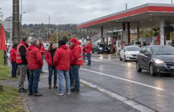 Związkowcy w czerwonych kurtkach przy stacji paliw w Walonii