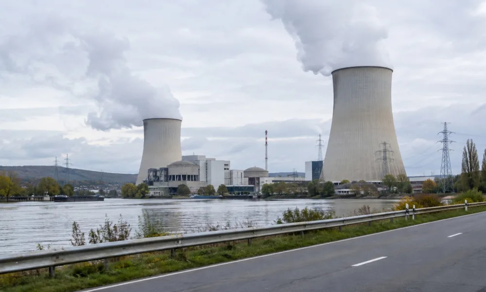 Chłodnie kominowe belgijskiej elektrowni jądrowej nad rzeką
