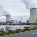 Chłodnie kominowe belgijskiej elektrowni jądrowej nad rzeką