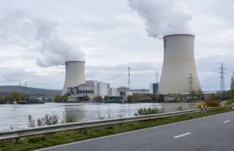 Chłodnie kominowe belgijskiej elektrowni jądrowej nad rzeką