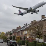 Samolot pasażerski nisko nad dachami Brukseli
