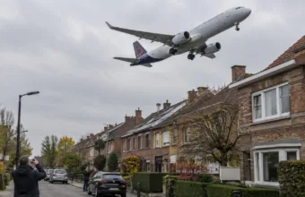 Samolot pasażerski nisko nad dachami Brukseli
