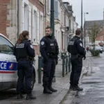 Francuscy policjanci przy radiowozie na ulicy