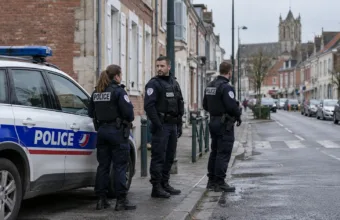 Francuscy policjanci przy radiowozie na ulicy