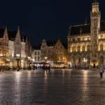 Spokojny rynek flamandzkiego miasta nocą