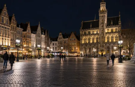 Spokojny rynek flamandzkiego miasta nocą