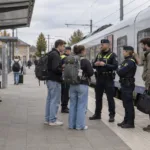Policjanci na małej stacji kolejowej w Belgii