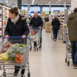 Klienci z wózkami w belgijskim supermarkecie