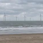 Morskie farmy wiatrowe widziane z plaży