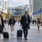 Wizualizacja podróżnych na placu w Brukseli
