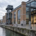 Ilustracyjny widok muzeum Kanal w Brukseli podczas kontroli bezpieczeństwa