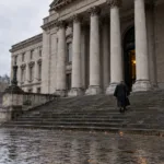 Schody klasycystycznego gmachu sądu w deszczowy jesienny dzień