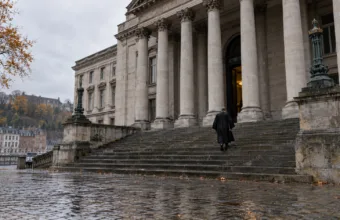 Schody klasycystycznego gmachu sądu w deszczowy jesienny dzień