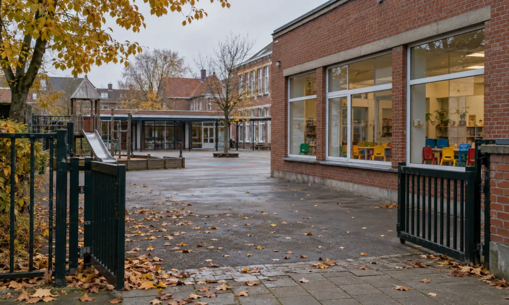 Pusty plac zabaw i wejście do szkoły podstawowej z przedszkolem w Antwerpii