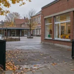 Pusty plac zabaw i wejście do szkoły podstawowej z przedszkolem w Antwerpii