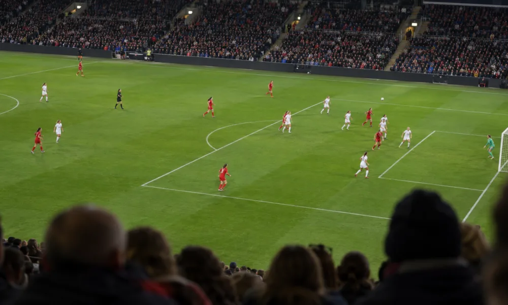Mecz piłki nożnej kobiet na stadionie wieczorem - wizualizacja SI