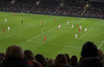 Mecz piłki nożnej kobiet na stadionie wieczorem - wizualizacja SI
