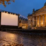 Plac przygotowany do bezpłatnego seansu filmowego pod gołym niebem - wizualizacja SI