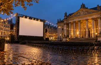 Plac przygotowany do bezpłatnego seansu filmowego pod gołym niebem - wizualizacja SI