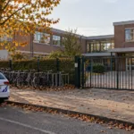 Czterech napastników zaatakowało ucznia pod bramą szkoły Mosa-RT w Maaseik – policja i prokuratura wszczęły śledztwo