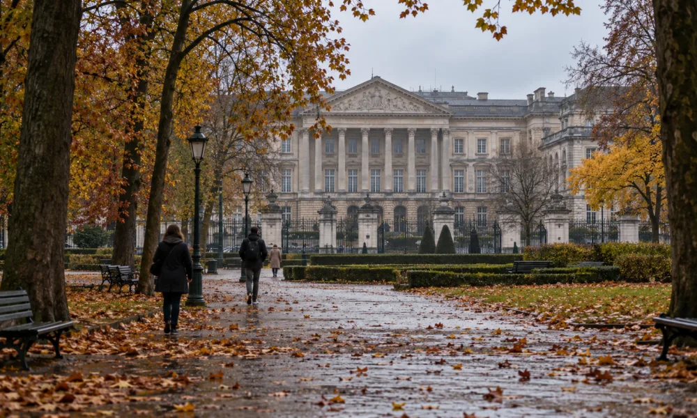 Gmach parlamentu federalnego w Brukseli widziany z jesiennego parku
