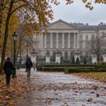 Gmach parlamentu federalnego w Brukseli widziany z jesiennego parku