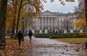 Gmach parlamentu federalnego w Brukseli widziany z jesiennego parku