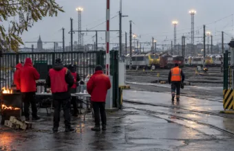 Strajk w służbach publicznych: pikieta na kolejowym terenie Schaerbeek-Formation i protest przed VRT – związkowcy ostrzegają przed VAT i zamrożeniem indeksacji