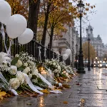 Białe kwiaty, wstążki i balony przy barierce na ulicy w Brukseli - wizualizacja