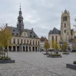 Grote Markt w Sint-Truiden z młodymi drzewami w nasadzeniach