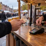 „Dziś tylko gotówka” na braderie w Gilly – czy sklep albo restauracja w Belgii mogą odmówić płatności kartą? Przypominamy przepisy