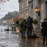 Dziennikarze czekają przed gmachem rządu Walonii nad Mozą w Namur