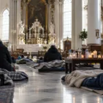 Materace i koce we wnętrzu barokowego kościoła w Brukseli - wizualizacja