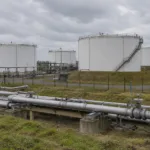 Zbiorniki wojskowego składu paliwa za ogrodzeniem