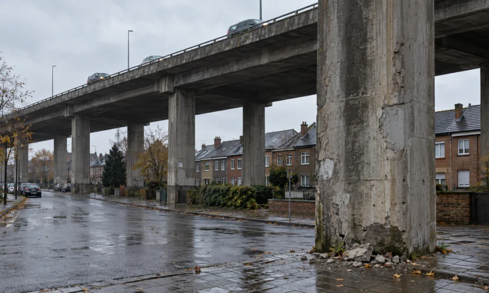 Z wiaduktu E17 w Gentbrugge znów odpadły kawałki betonu – Agentschap Wegen en Verkeer przeprowadziło naprawy
