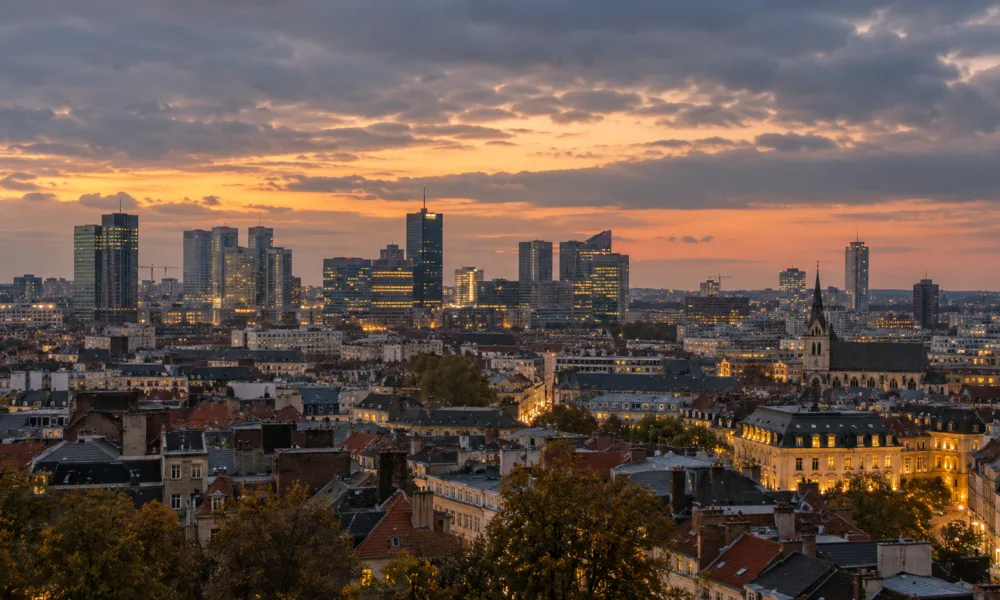 Panorama Brukseli o zmierzchu z biurowcami dzielnicy północnej
