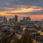 Panorama Brukseli o zmierzchu z biurowcami dzielnicy północnej