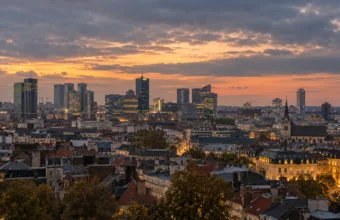 Panorama Brukseli o zmierzchu z biurowcami dzielnicy północnej