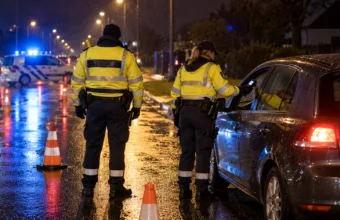 Weekendowe kontrole alkoholowe we Flandrii Zachodniej – dziewięciu pijanych kierowców w Kortrijk i Lendelede, w Lapscheure auto dachowało