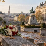 Historyczny plac w Brukseli z XIX-wiecznymi kamienicami, na balustradzie bukiet biało-czerwonych kwiatów