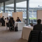 Targi pracy na trybunie stadionu - stoiska i rozmowy z rekruterami