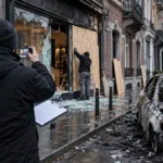Spalone auto albo zniszczony sklep po zamieszkach – Assuralia wyjaśnia, które ubezpieczenie pokrywa szkody i kiedy ubezpieczyciel odmówi